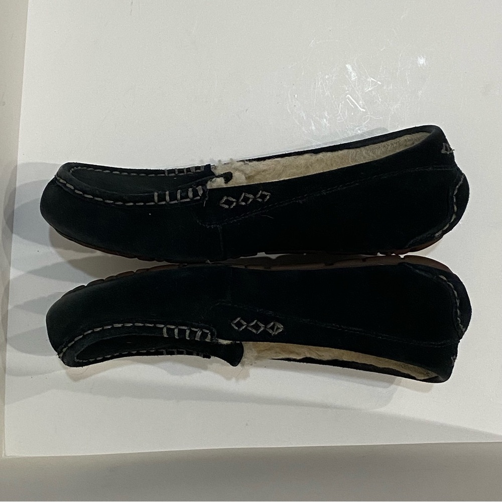 UGG Ansley Women’s 7.5 Black Suede Shearling Moccasin Slippers - Picture 4 of 10